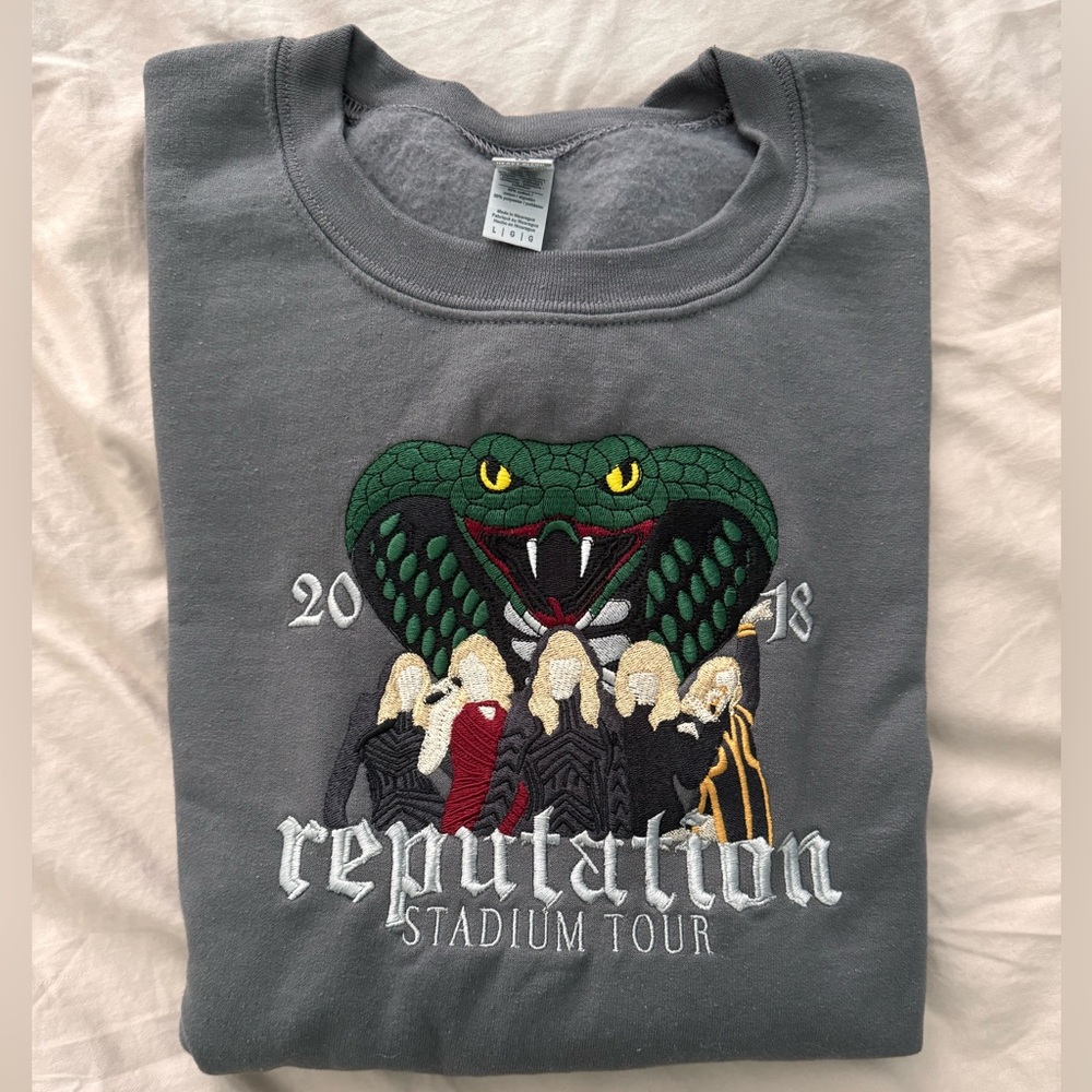 NEW Taylor Swift reputation crew- size large